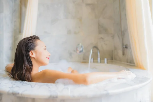 Portrait Belle Jeune Femme Asiatique Détendre Prendre Bain Dans Baignoire — Photo