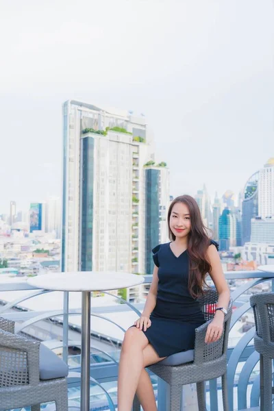 Портрет Красивая Молодая Азиатская Женщина Наслаждаться Коктейлями Пить Стекло Крыше — стоковое фото