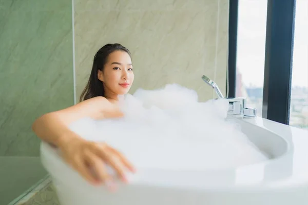 Portré Gyönyörű Fiatal Ázsiai Pihenni Kikapcsolódni Fürdőkád Dekoráció Fürdőszobában Belső — Stock Fotó