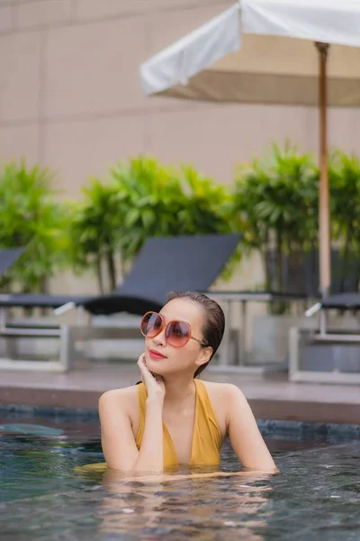 Retrato Bonito Jovem Asiático Mulher Relaxar Lazer Torno Piscina Hotel — Fotografia de Stock