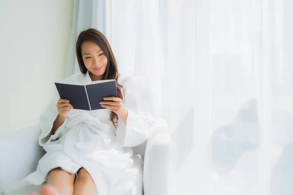 Porträt Schöne Junge Asiatische Frau Liest Buch Auf Sofa Wohnzimmerbereich — Stockfoto