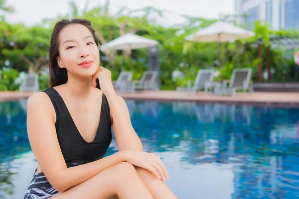 Retrato Bonito Jovem Asiático Mulher Lazer Relaxar Sorriso Redor Piscina — Fotografia de Stock