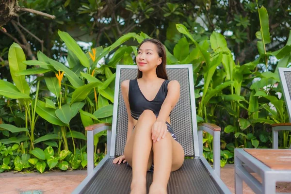 Retrato Hermosa Joven Mujer Asiática Ocio Relajarse Sonrisa Alrededor Piscina —  Fotos de Stock