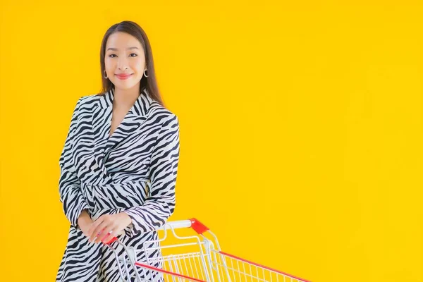 Portret Mooie Jonge Aziatische Vrouw Met Winkelwagen Voor Boodschappen Doen — Stockfoto