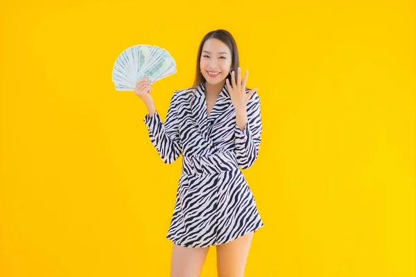 Portré Gyönyörű Fiatal Ázsiai Sok Készpénz Pénz Sárga Elszigetelt Háttér — Stock Fotó