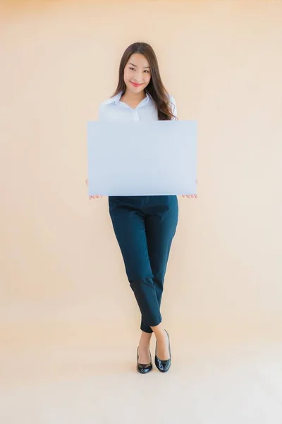 Πορτρέτο Όμορφη Νεαρή Ασιάτισσα Επιχειρηματίας Δείχνουν Λευκό Άδειο Banner Πινακίδα — Φωτογραφία Αρχείου