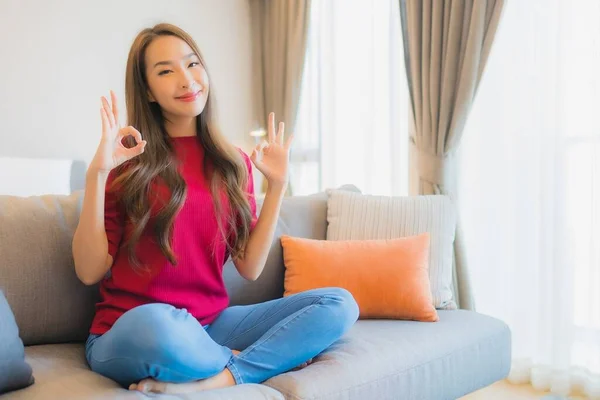 Retrato Hermosa Joven Mujer Asiática Relajarse Sonrisa Sofá Sala Estar — Foto de Stock