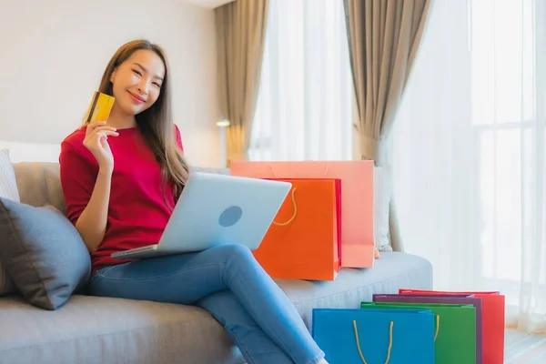 Retrato Hermosa Joven Mujer Asiática Uso Ordenador Portátil Con Tarjeta — Foto de Stock