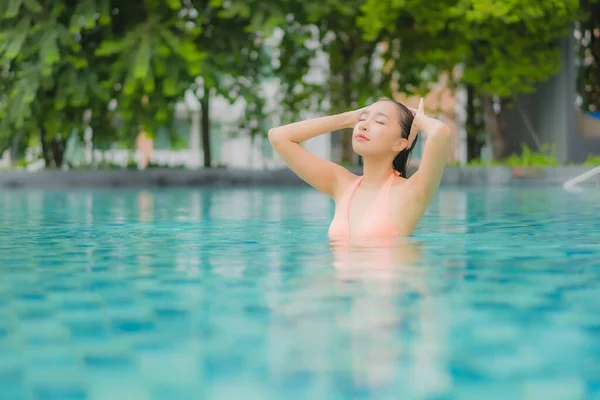 Porträt Schöne Junge Asiatische Frau Entspannen Lächeln Freizeit Rund Freibad — Stockfoto