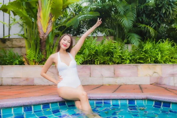 Retrato Bonito Jovem Asiático Mulher Relaxar Sorriso Lazer Redor Piscina — Fotografia de Stock