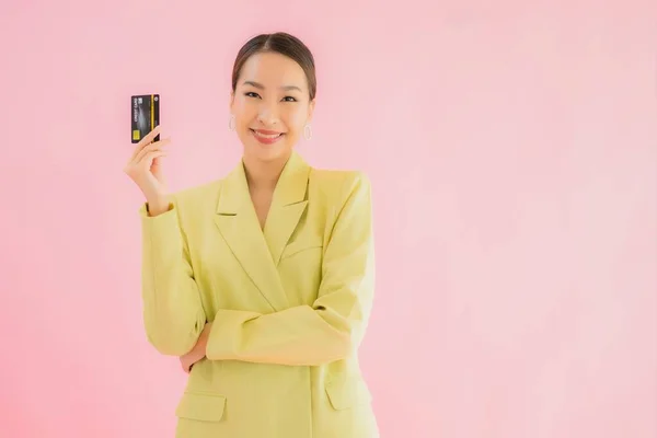 Porträt Schöne Junge Asiatische Geschäftsfrau Mit Kreditkarte Auf Farbigem Hintergrund — Stockfoto