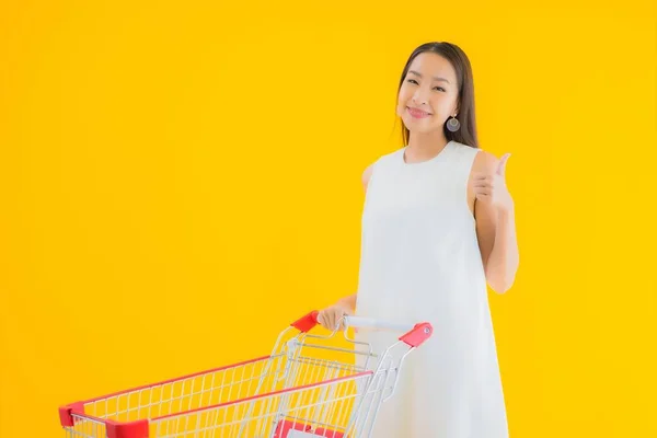 Portrét Krásná Mladá Asijská Žena Nákupním Košíkem Pro Nákupy Supermarketu — Stock fotografie