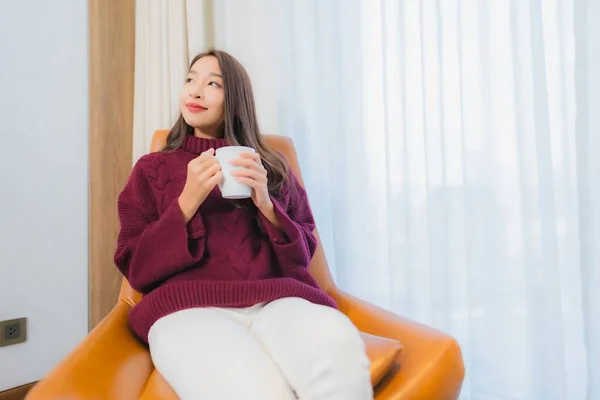Portre Güzel Asyalı Kadın Gülümsemesi Oturma Odasındaki Kanepede Rahatla — Stok fotoğraf