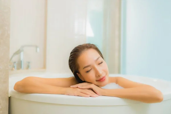 Portrait Belle Jeune Femme Asiatique Détendre Sourire Dans Baignoire Intérieur — Photo