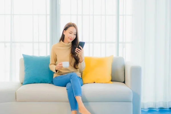 Retrato Bela Jovem Mulher Asiática Com Telefone Celular Inteligente Sofá — Fotografia de Stock