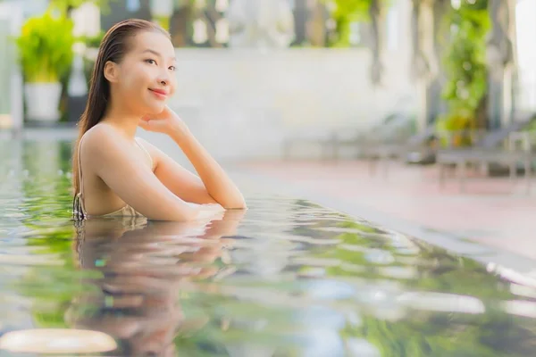 Retrato Hermosa Joven Mujer Asiática Relajarse Sonrisa Alrededor Piscina Aire —  Fotos de Stock