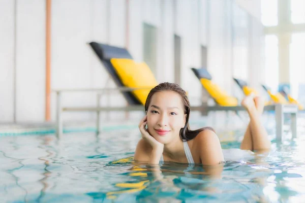 Retrato Hermosa Joven Asiática Mujer Relajarse Sonrisa Alrededor Piscina Hotel — Foto de Stock