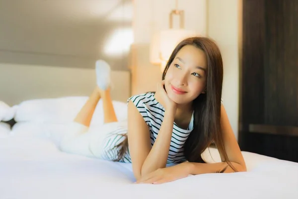 Портрет Красивая Молодая Азиатская Женщина Расслабиться Улыбка Кровати Интерьере Спальни — стоковое фото