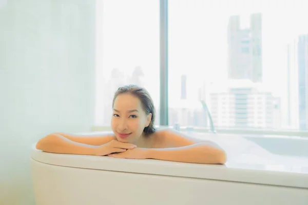 Porträtt Vacker Ung Asiatisk Kvinna Leende Koppla Badkar Interiör Badrummet — Stockfoto