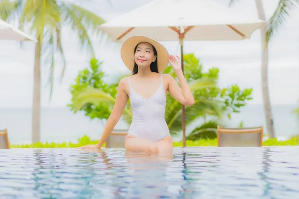 Retrato Bonito Jovem Asiático Mulher Sorriso Relaxar Redor Piscina Livre — Fotografia de Stock