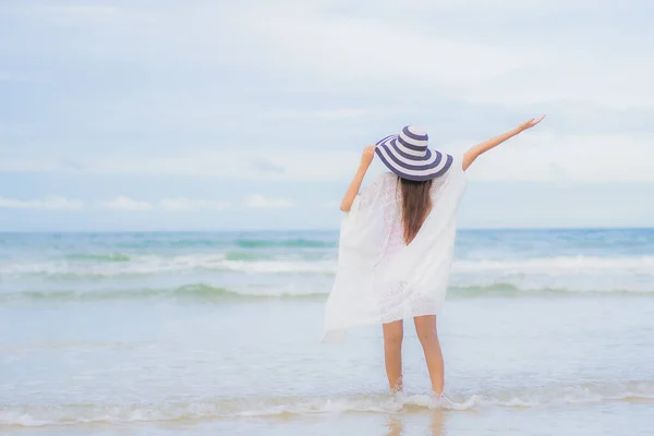 Ritratto Bella Giovane Donna Asiatica Rilassarsi Sorriso Intorno Spiaggia Mare — Foto Stock