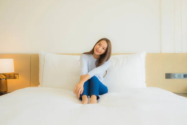 Retrato Bonito Jovem Asiático Mulher Relaxar Sorriso Lazer Cama Quarto — Fotografia de Stock