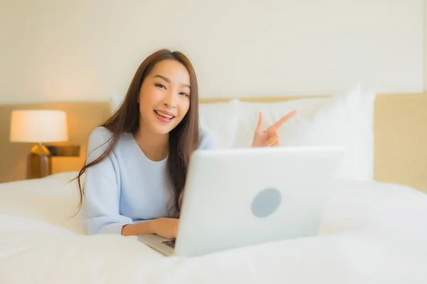 Retrato Hermosa Joven Mujer Asiática Uso Ordenador Portátil Cama Interior —  Fotos de Stock