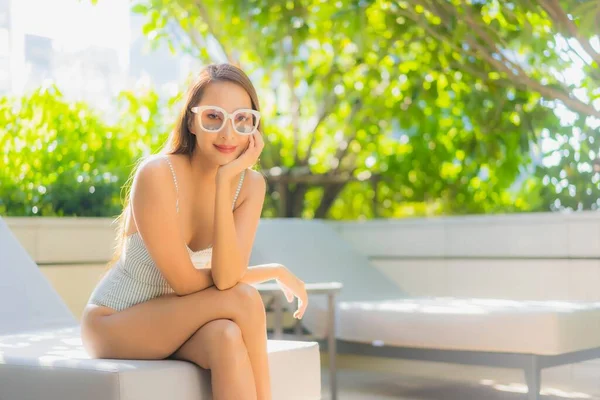 Retrato Hermosa Joven Mujer Asiática Sonrisa Relajarse Ocio Alrededor Piscina — Foto de Stock