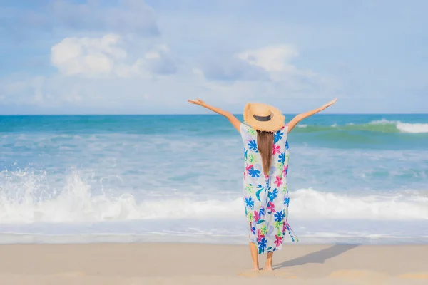 Ritratto Bella Giovane Donna Asiatica Rilassarsi Sorriso Intorno Spiaggia Mare — Foto Stock