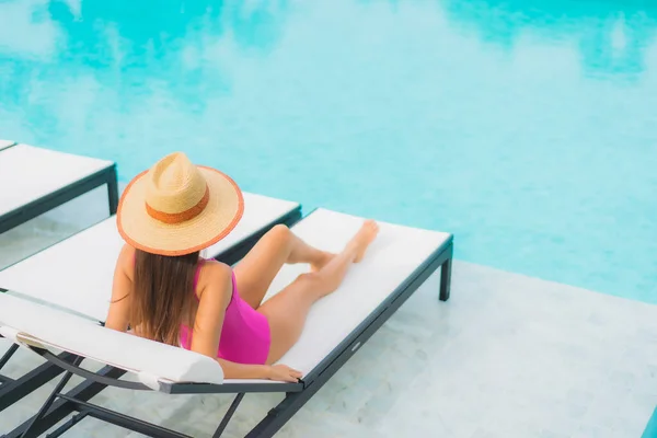 Retrato Hermosa Joven Mujer Asiática Relajarse Sonrisa Alrededor Piscina Aire — Foto de Stock