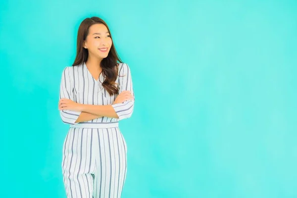 Porträtt Vacker Ung Asiatisk Kvinna Leende Aktion Blå Isolerad Bakgrund — Stockfoto