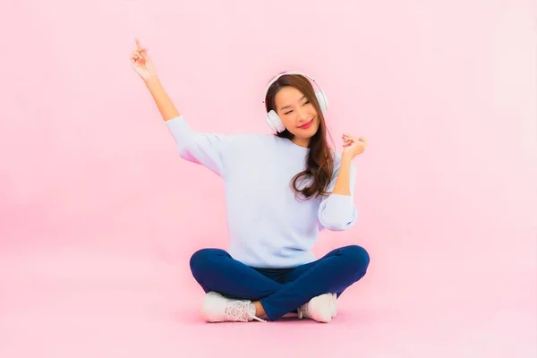 Porträtt Vacker Ung Asiatisk Kvinna Använder Smart Mobiltelefon Med Hörlurar — Stockfoto