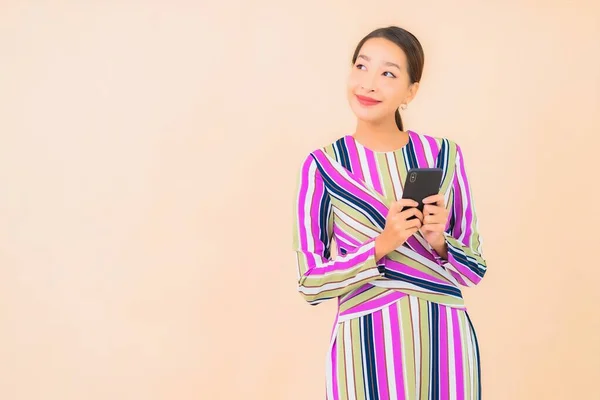 Retrato Hermosa Joven Asiático Mujer Uso Inteligente Móvil Color Aislado — Foto de Stock