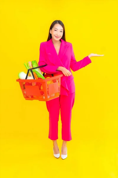 Porträt Schöne Junge Asiatische Frau Mit Korb Oder Einkaufswagen Und — Stockfoto