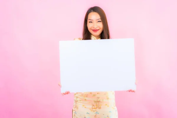 Retrato Bela Jovem Mulher Asiática Com Branco Vazio Outdoor Fundo — Fotografia de Stock