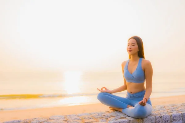 Porträtt Ung Asiatisk Kvinna Gör Meditation Runt Havet Stranden Havet — Stockfoto