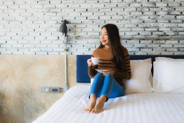 Jeune Femme Asiatique Avec Tasse Café Sur Lit Dans Chambre — Photo