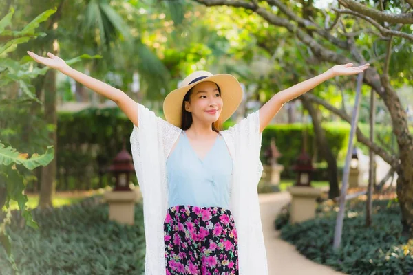 Retrato Bonito Jovem Asiático Mulheres Feliz Sorriso Relaxar Torno Vista — Fotografia de Stock