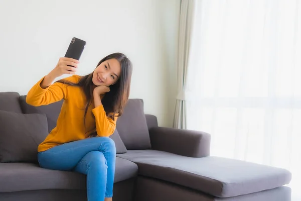 Porträt Junge Asiatin Mit Smartphone Auf Sofa Mit Kissen Wohnzimmer — Stockfoto