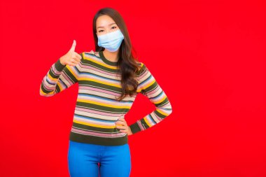 Korunmak için maske takmış güzel bir Asyalı kadın.