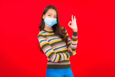 Korunmak için maske takmış güzel bir Asyalı kadın.