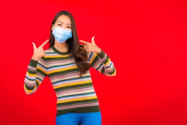 Korunmak için maske takmış güzel bir Asyalı kadın.