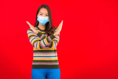 Korunmak için maske takmış güzel bir Asyalı kadın.