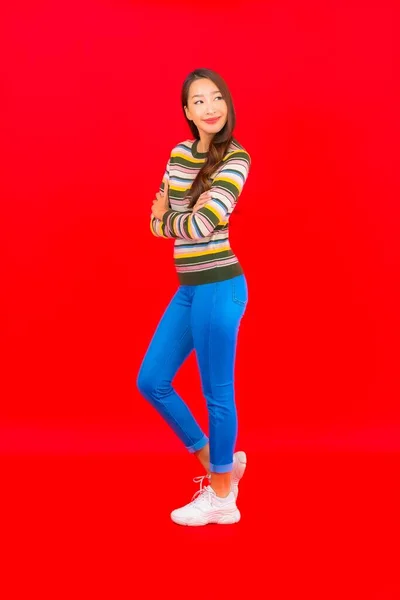 Retrato Hermosa Joven Asiática Mujer Sonrisa Con Acción Sobre Rojo —  Fotos de Stock