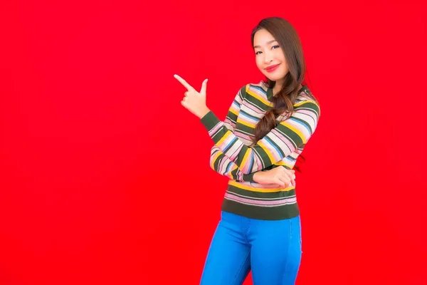 Retrato Bonito Jovem Asiático Mulher Sorriso Com Ação Vermelho Isolado — Fotografia de Stock