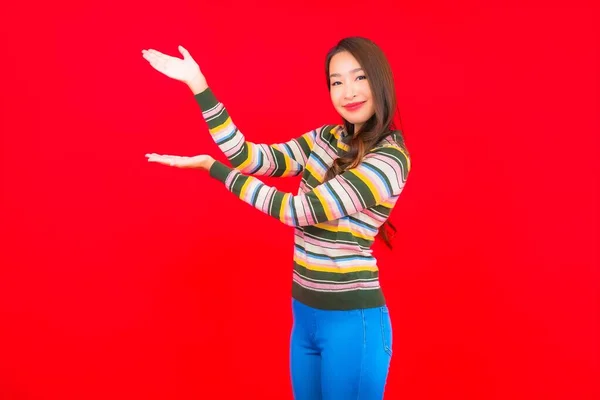 Portret Mooie Jonge Aziatische Vrouw Glimlach Met Actie Rood Geïsoleerde — Stockfoto