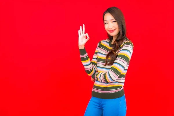 Portret Mooie Jonge Aziatische Vrouw Glimlach Met Actie Rood Geïsoleerde — Stockfoto