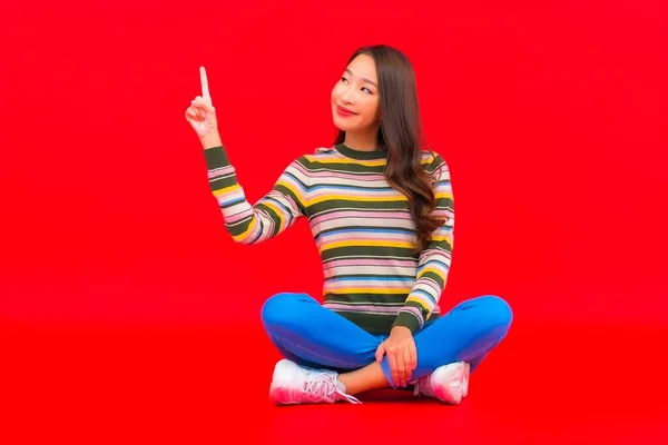 Portret Mooie Jonge Aziatische Vrouw Glimlach Met Actie Rood Geïsoleerde — Stockfoto