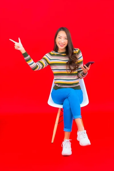Portret Mooie Jonge Aziatische Vrouw Met Koffiebeker Slimme Mobiele Telefoon — Stockfoto