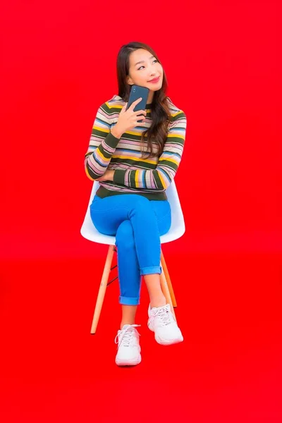 Portret Mooie Jonge Aziatische Vrouw Met Koffiebeker Slimme Mobiele Telefoon — Stockfoto